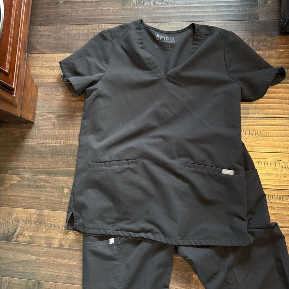 Black Figs Scrub set